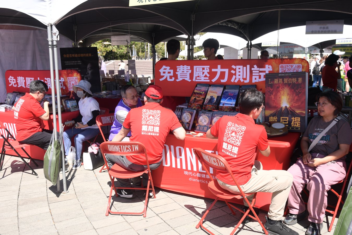 戴尼提志工設立免費壓力測試攤位　身著紅色上衣為民眾服務.jpg